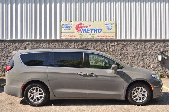 2022 Chrysler Pacifica Touring L's photo