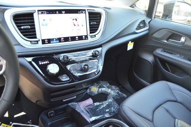 2026 Chrysler Pacifica Select - Photo 24