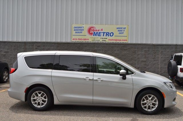 2023 Chrysler Voyager LX's photo