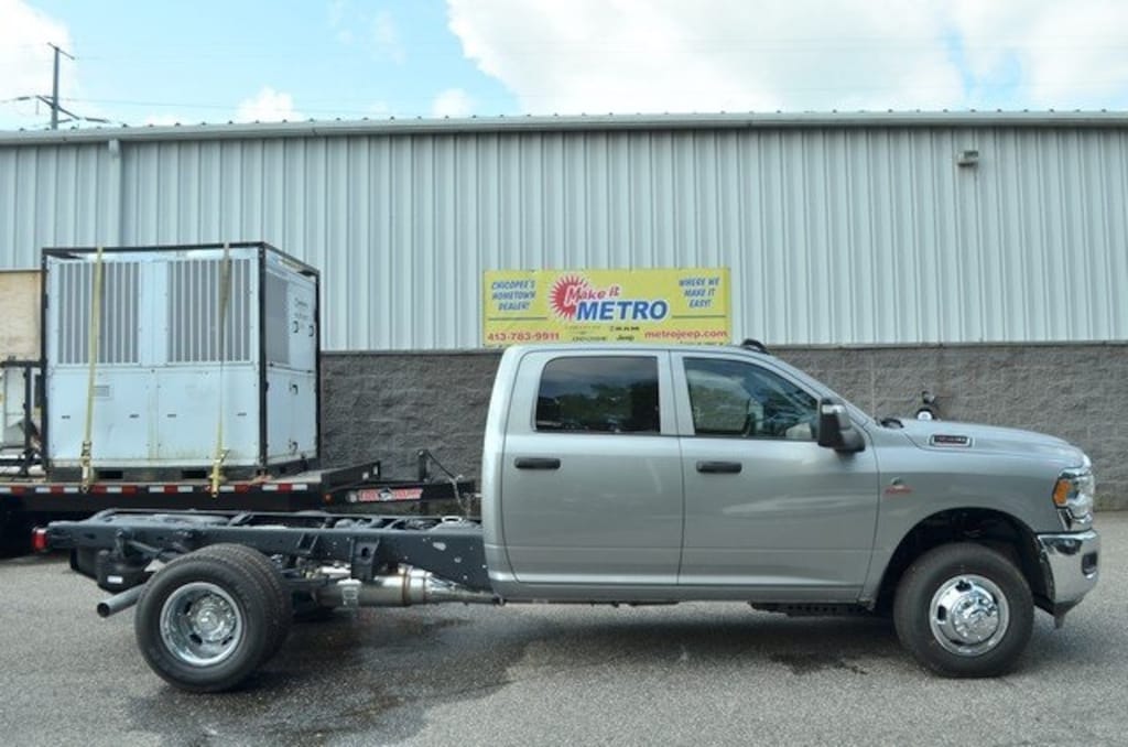 New 2024 Ram 3500 Chassis Cab 3500 TRADESMAN CREW CAB CHASSIS 4X4 60' CA Pickup