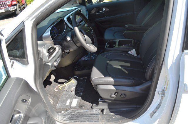 2026 Chrysler Pacifica Select - Photo 17