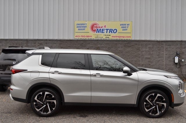 2024 Mitsubishi Outlander SE's photo