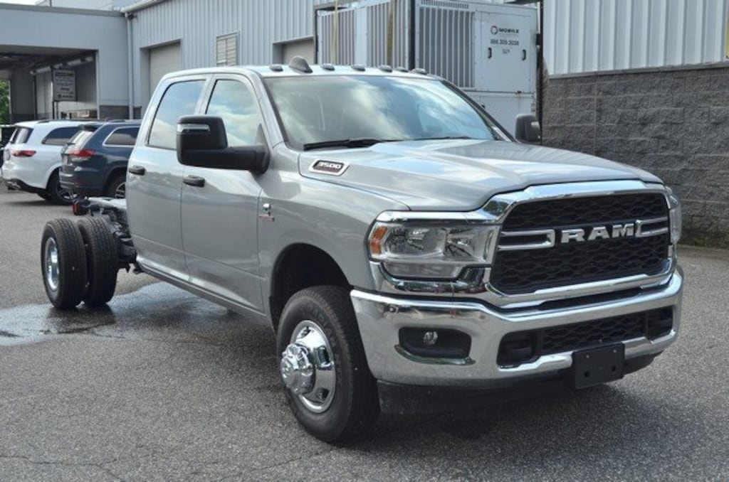 New 2024 Ram 3500 Chassis Cab 3500 TRADESMAN CREW CAB CHASSIS 4X4 60' CA Pickup