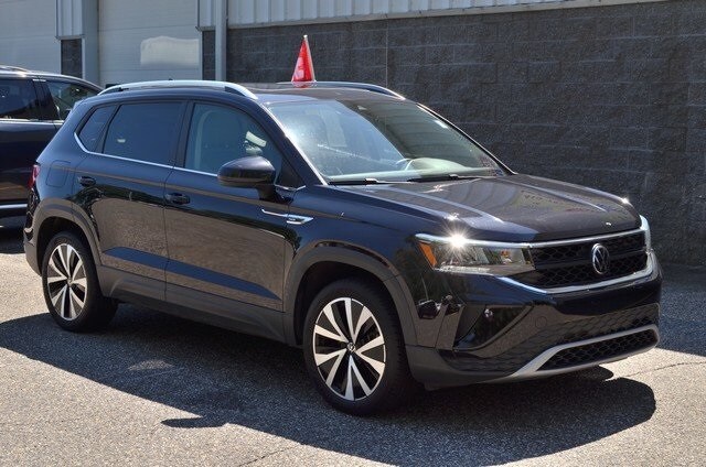 2022 Volkswagen Taos SE photo 2