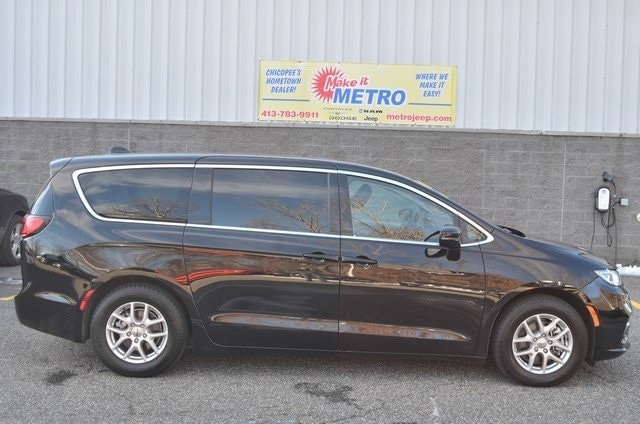 2024 Chrysler Pacifica Touring L's photo