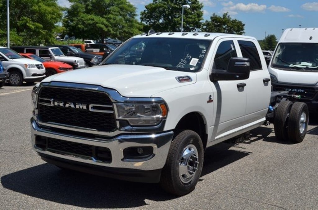 New 2024 Ram 3500 Chassis Cab 3500 TRADESMAN CREW CAB CHASSIS 4X4 60' CA Pickup
