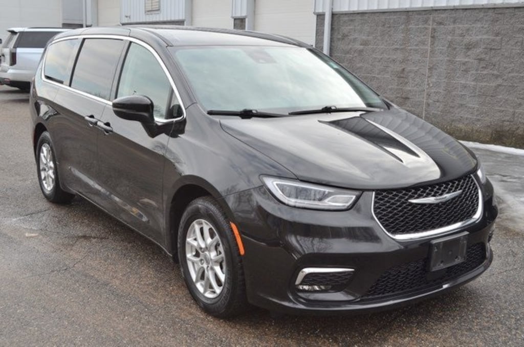 Used 2023 Chrysler Pacifica Touring L Minivan/Van
