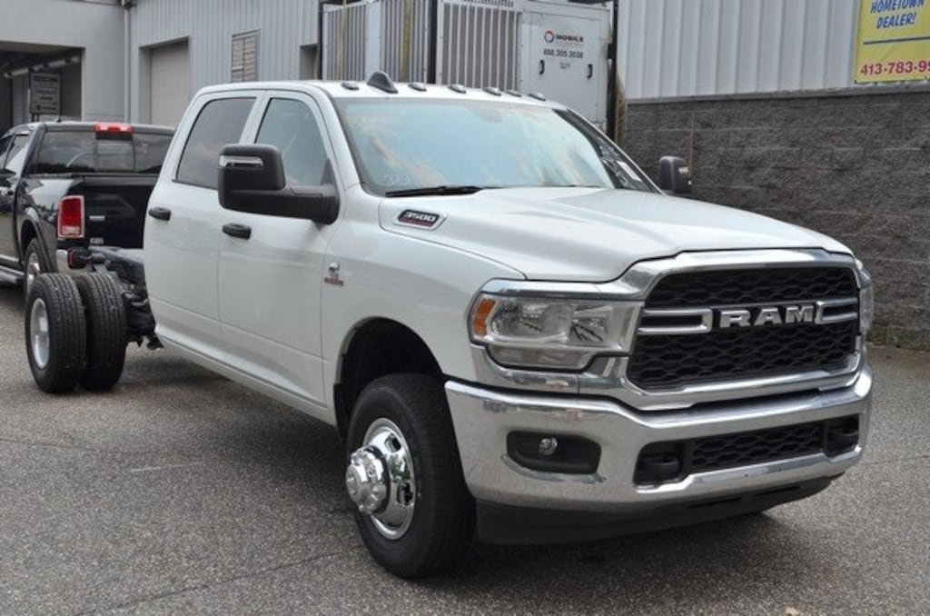 New 2024 Ram 3500 Chassis Cab 3500 TRADESMAN CREW CAB CHASSIS 4X4 60' CA Pickup