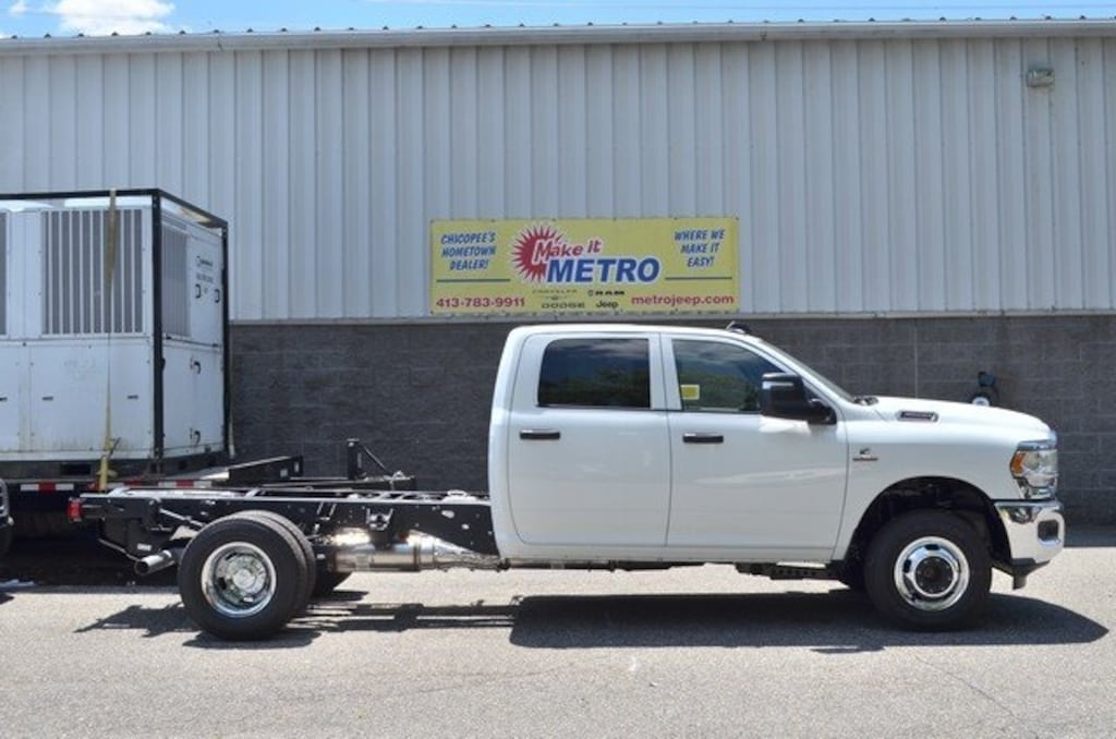 New 2024 Ram 3500 Chassis Cab 3500 TRADESMAN CREW CAB CHASSIS 4X4 60' CA Pickup