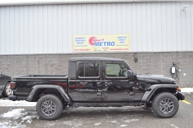 2026 Jeep Gladiator Sport S's photo