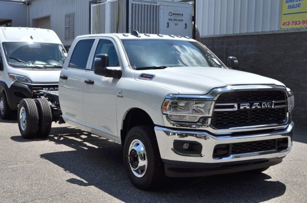 New 2024 Ram 3500 Chassis Cab 3500 TRADESMAN CREW CAB CHASSIS 4X4 60' CA Pickup