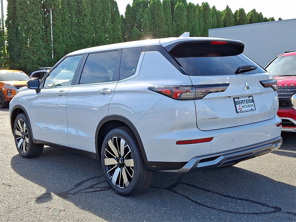 2025 Mitsubishi Outlander SE photo 3