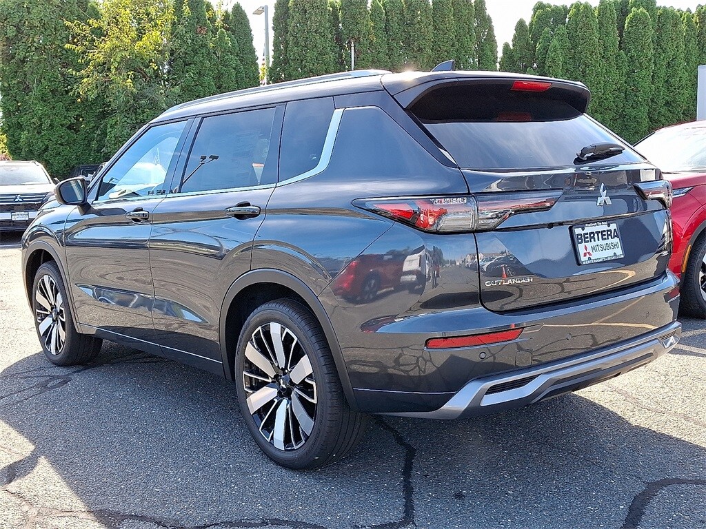 2025 Mitsubishi Outlander SEL photo 3