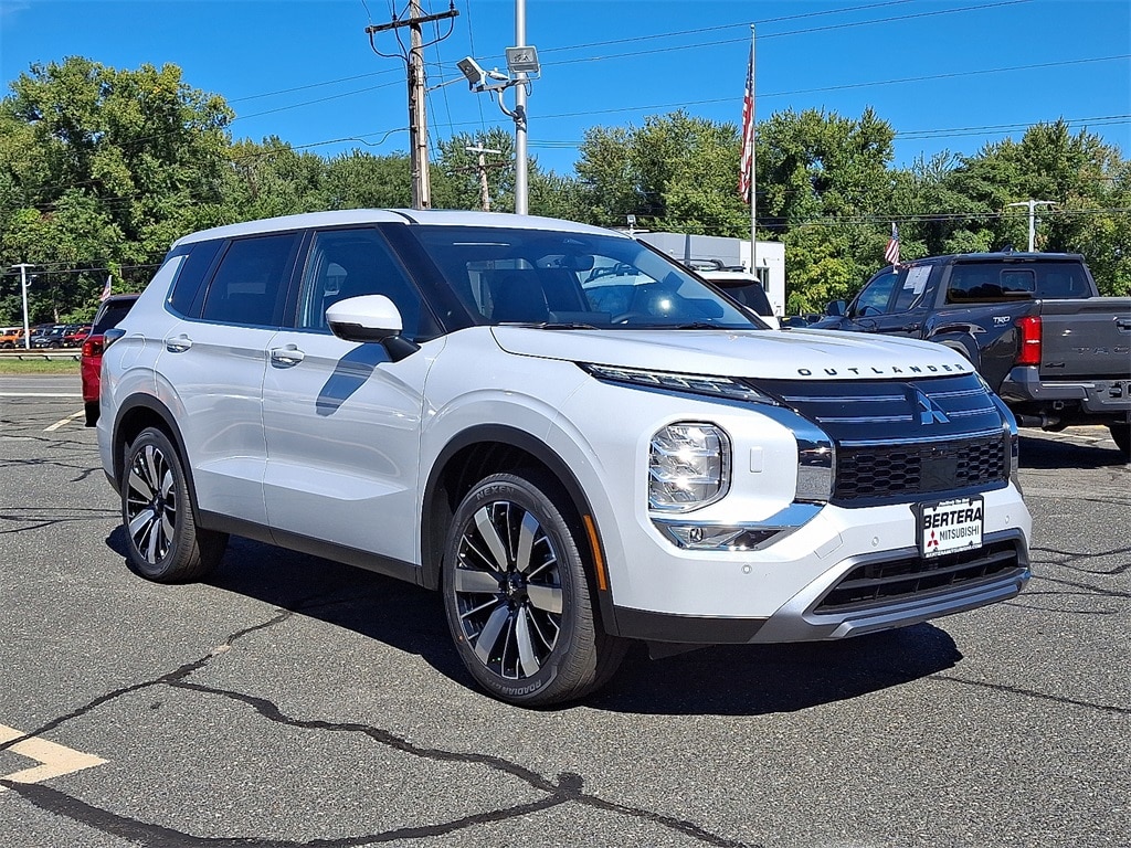 2025 Mitsubishi Outlander SE's photo