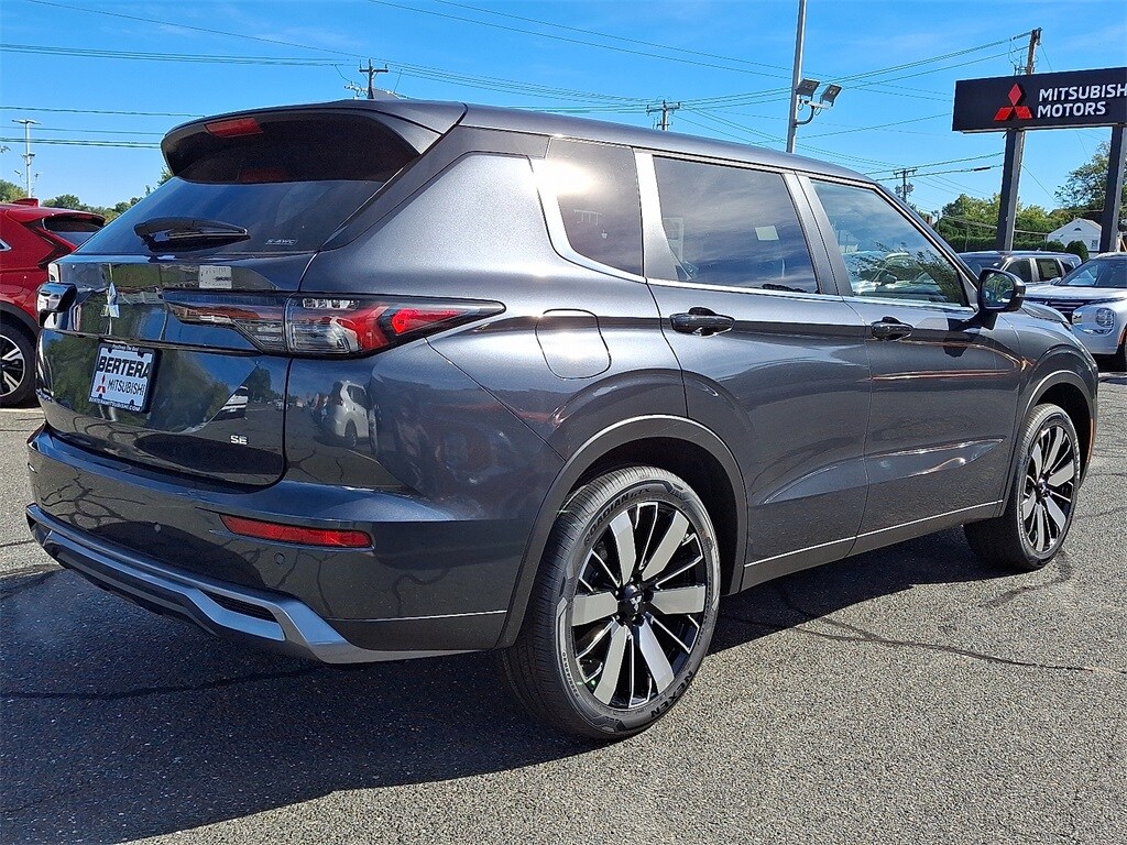 2025 Mitsubishi Outlander SE photo 4