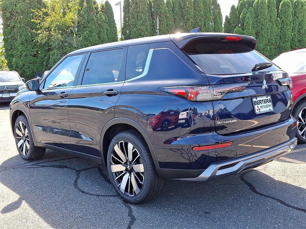 2025 Mitsubishi Outlander SE photo 3
