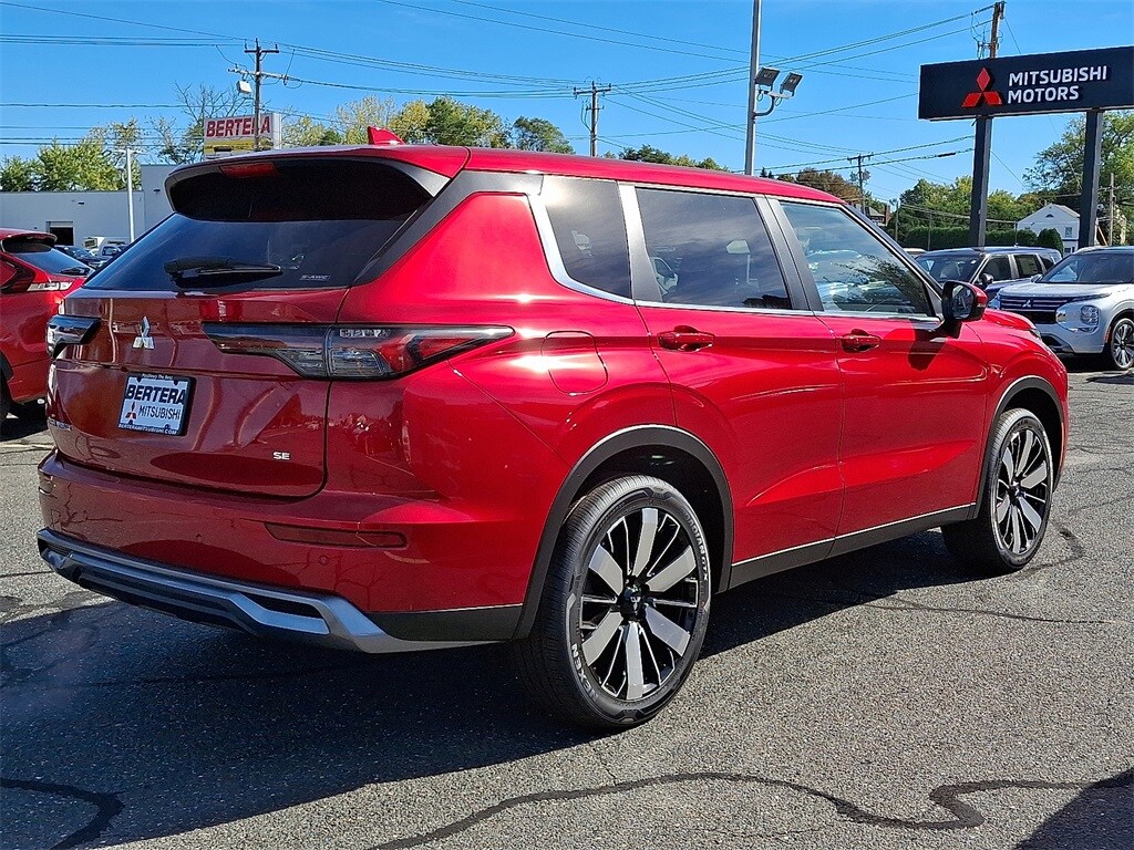 2025 Mitsubishi Outlander SE photo 4