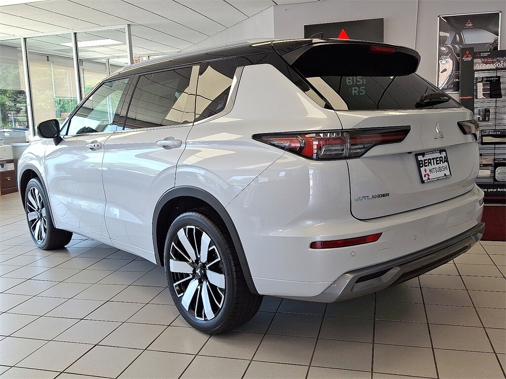 2025 Mitsubishi Outlander SEL photo 3