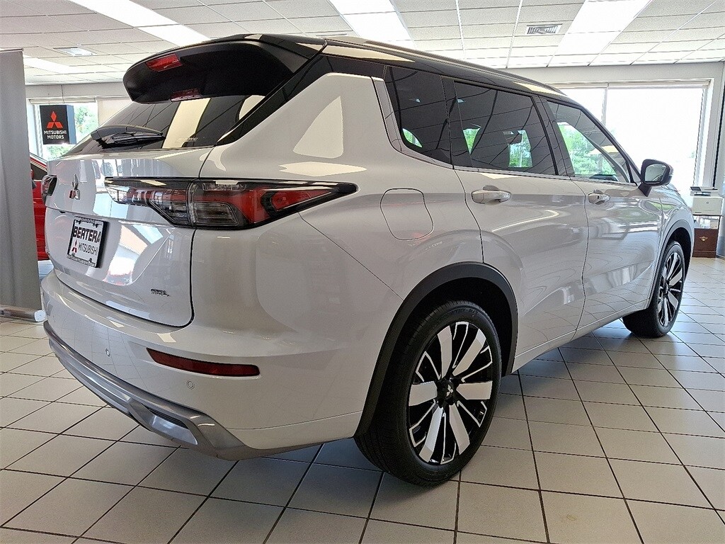 2025 Mitsubishi Outlander SEL photo 4