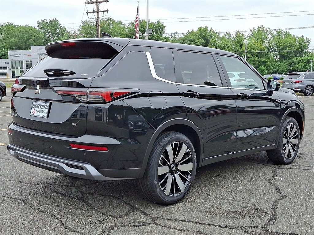 2025 Mitsubishi Outlander SE photo 4