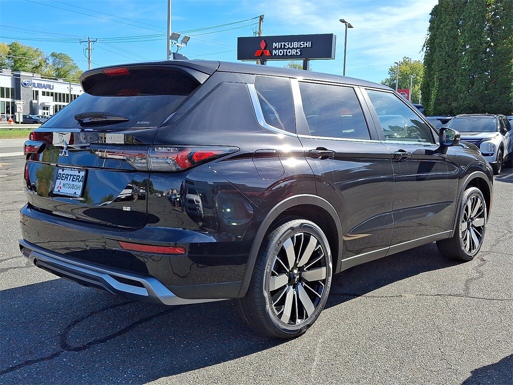 2025 Mitsubishi Outlander SE photo 4
