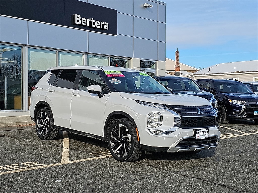 2024 Mitsubishi Outlander SE's photo