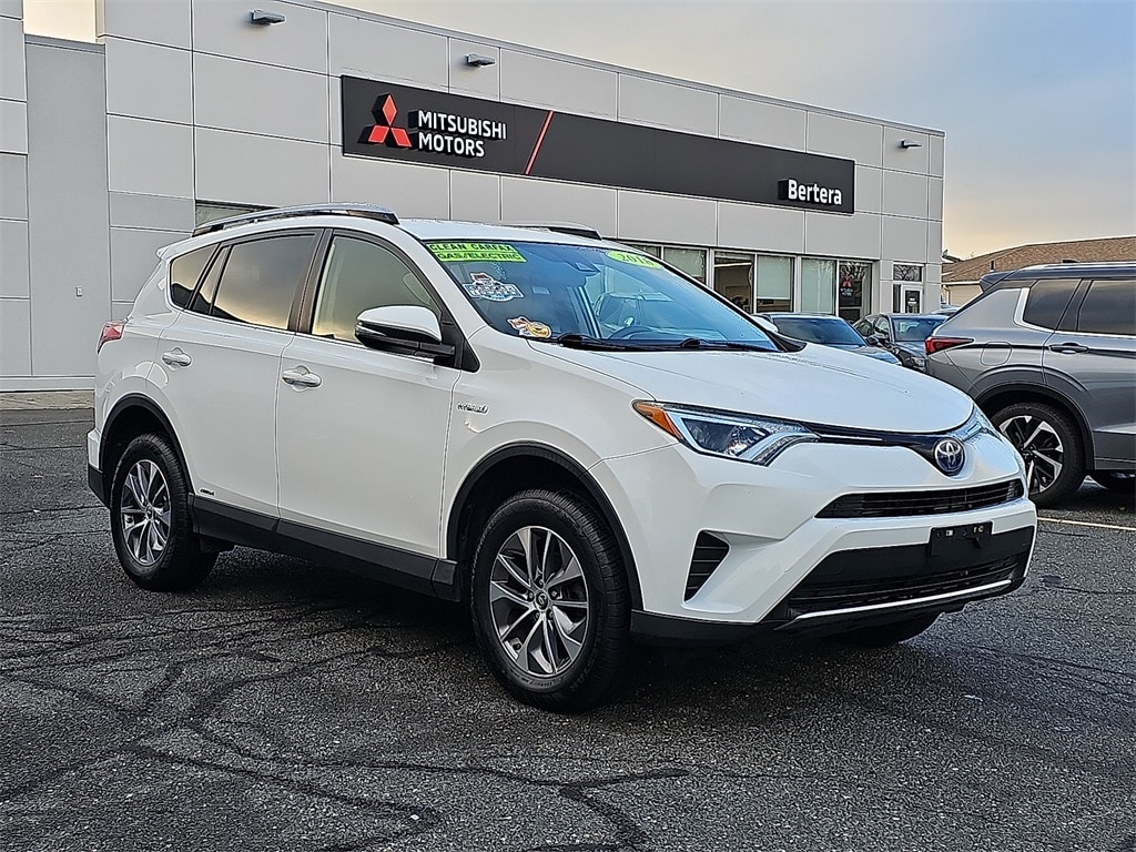2018 Toyota RAV4 LE's photo