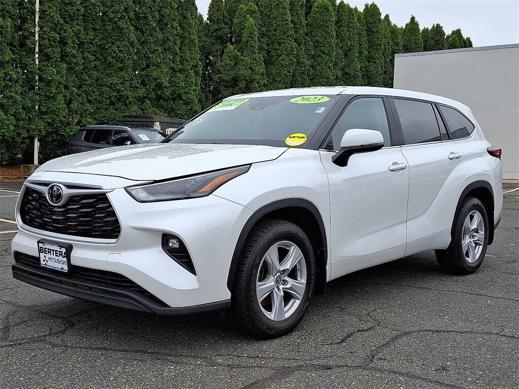 2023 Toyota Highlander LE photo 3