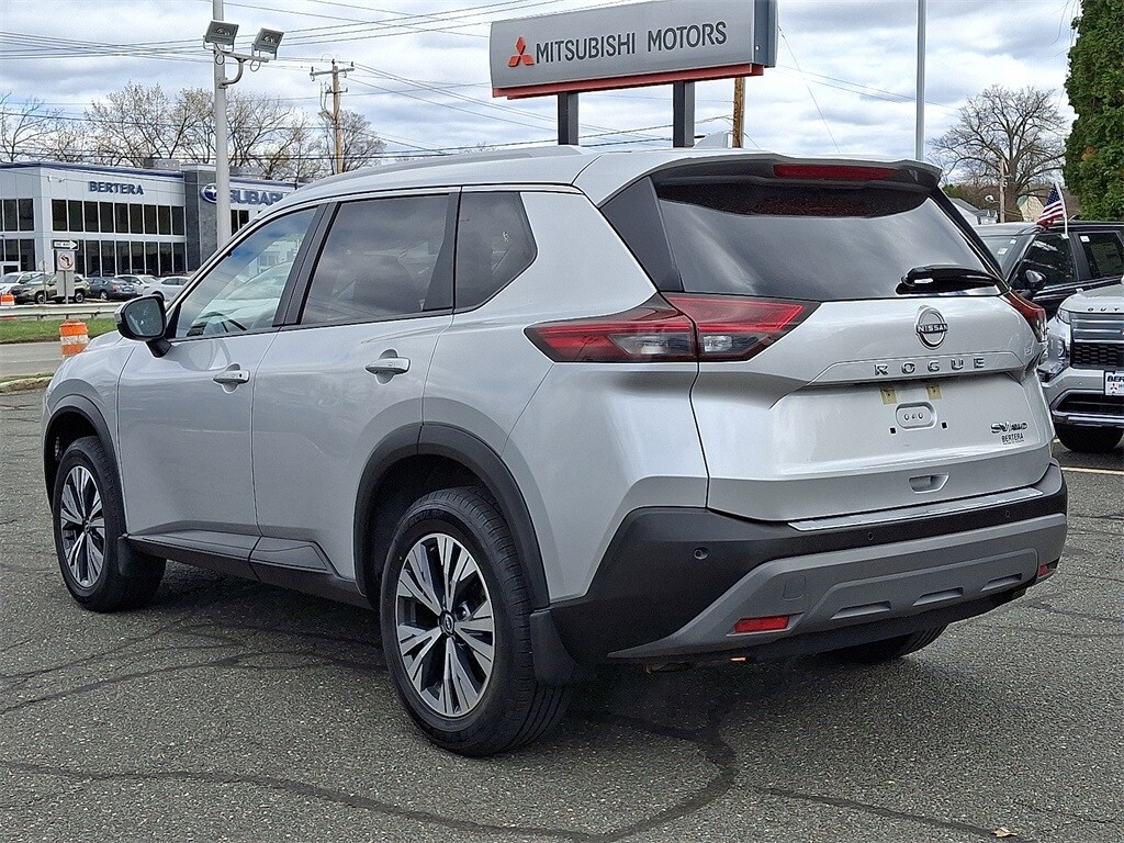 2022 Nissan Rogue SV photo 2