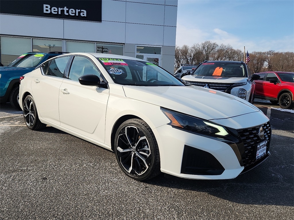 2023 Nissan Altima SR's photo