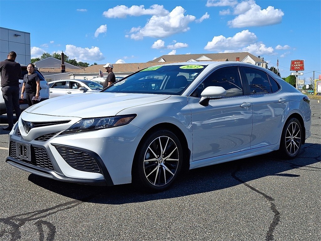 2023 Toyota Camry SE photo 3