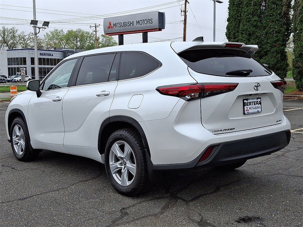 2023 Toyota Highlander LE photo 4