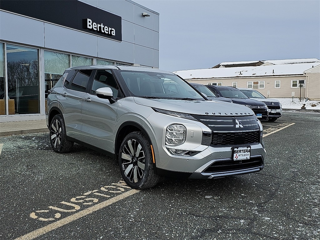 2026 Mitsubishi Outlander SE's photo