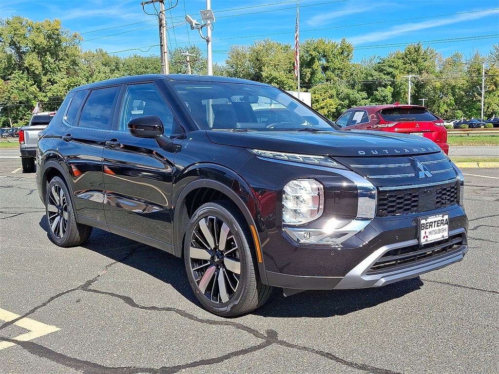 2025 Mitsubishi Outlander SE's photo