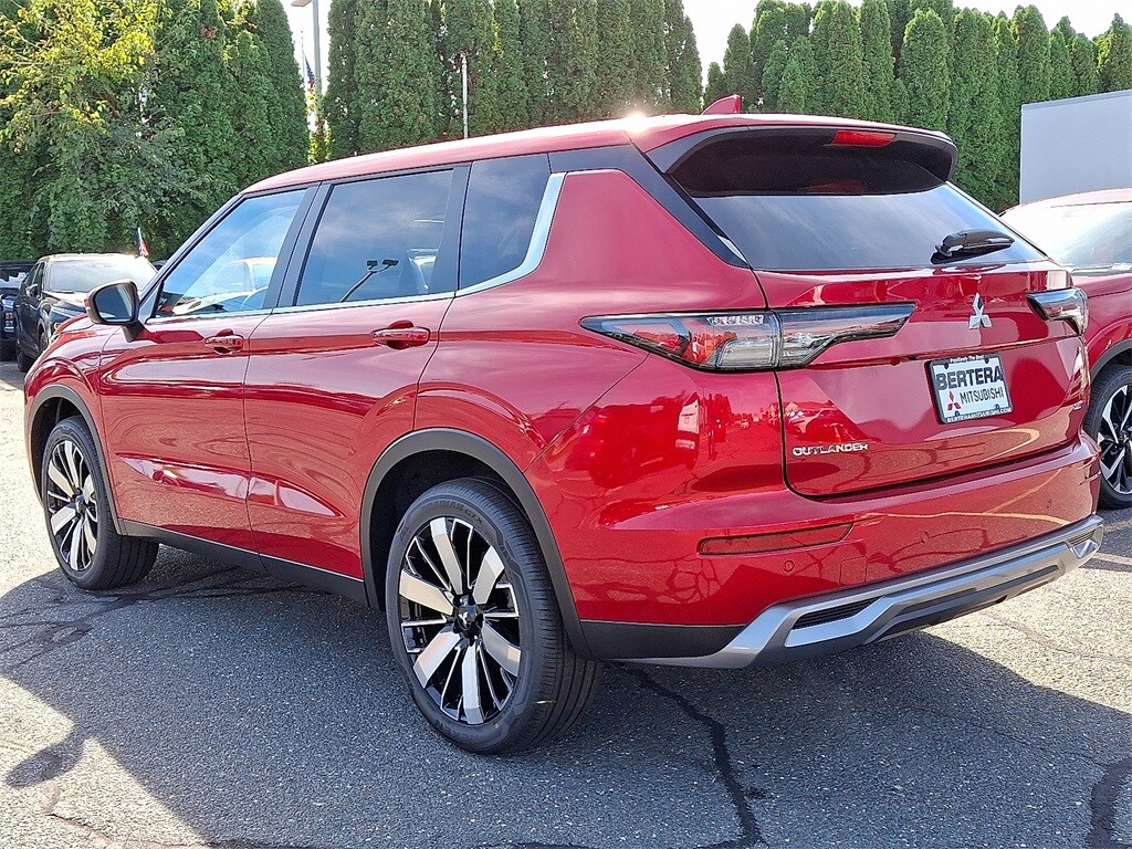 2025 Mitsubishi Outlander SE photo 3