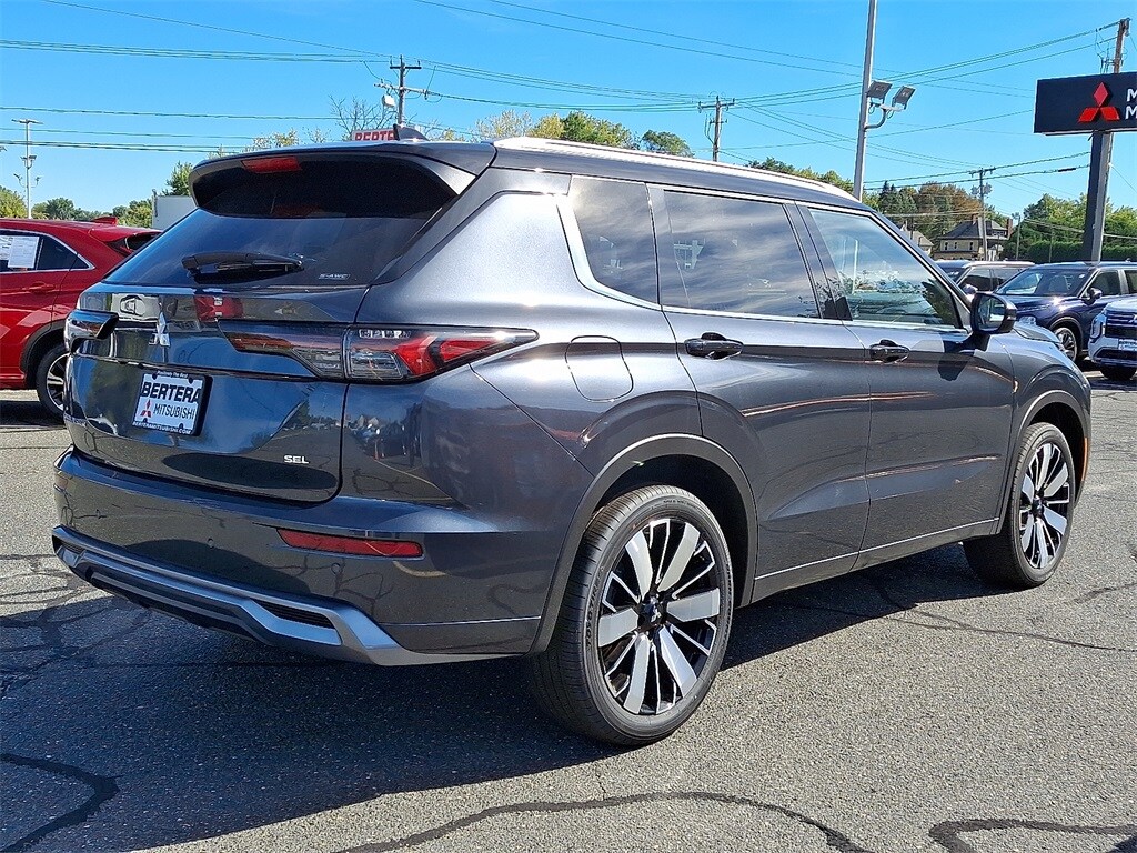 2025 Mitsubishi Outlander SEL photo 4