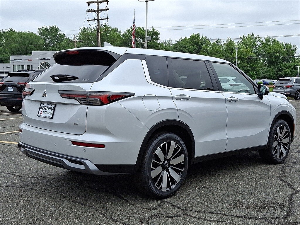 2025 Mitsubishi Outlander SE photo 4