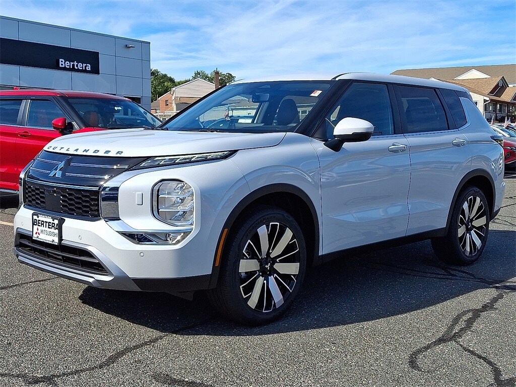 2025 Mitsubishi Outlander SE photo 2