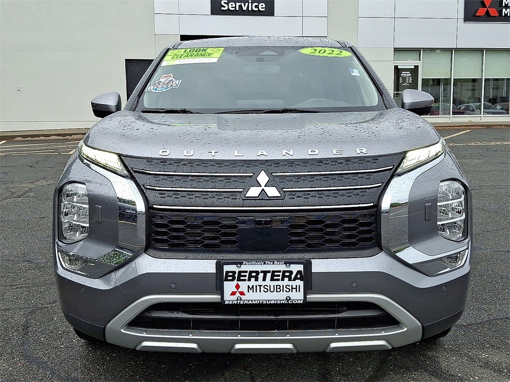2022 Mitsubishi Outlander SE photo 2