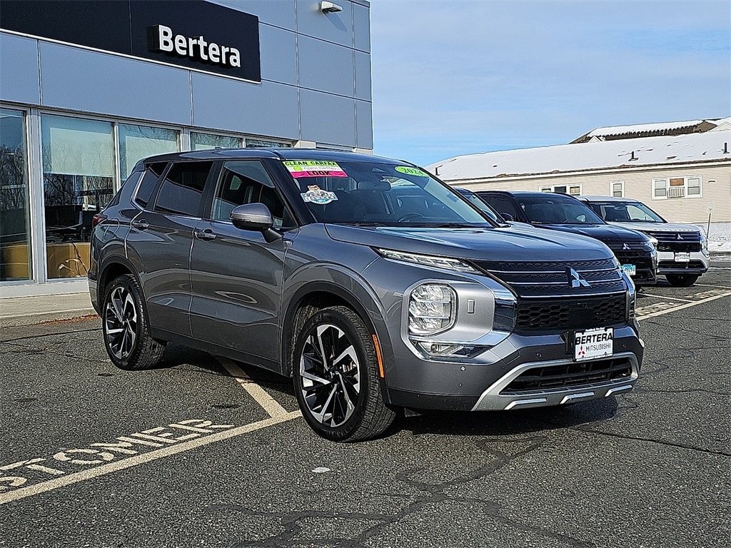 2024 Mitsubishi Outlander SE's photo