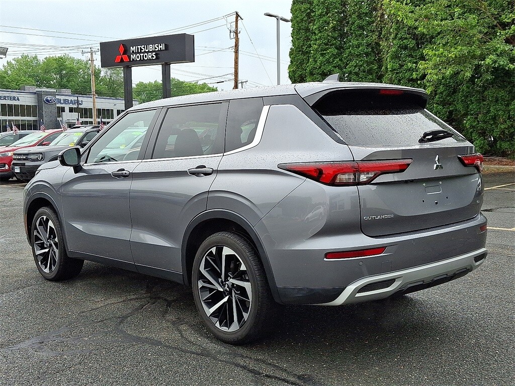 2022 Mitsubishi Outlander SE photo 4