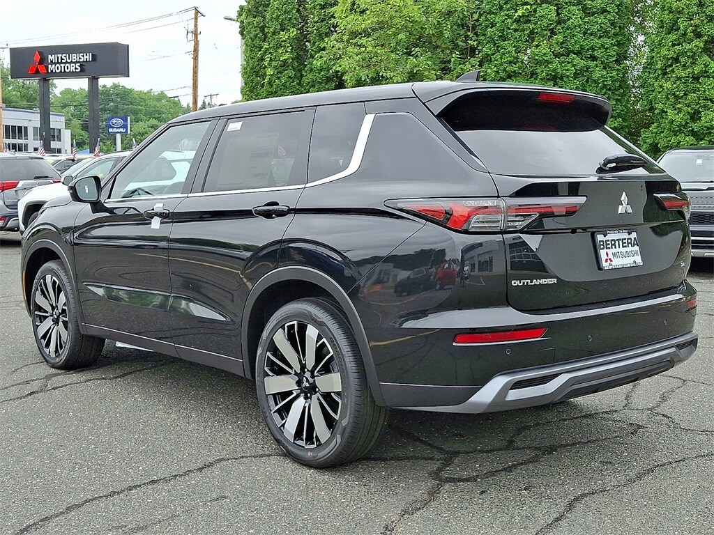 2025 Mitsubishi Outlander SE photo 3