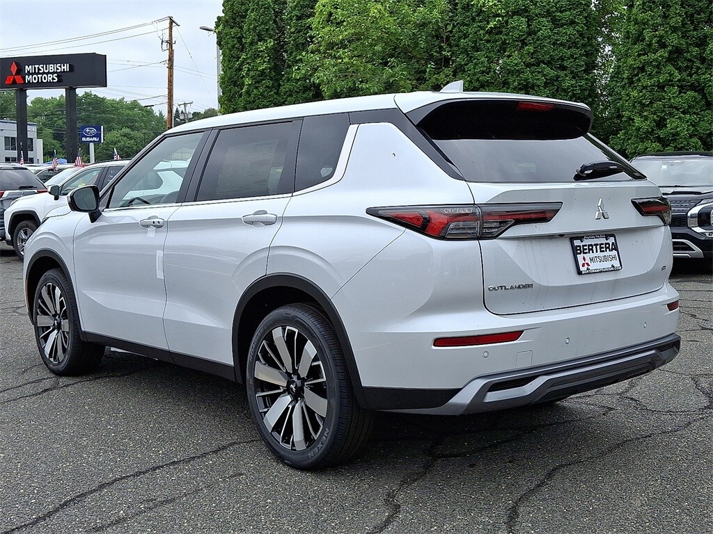 2025 Mitsubishi Outlander SE photo 3