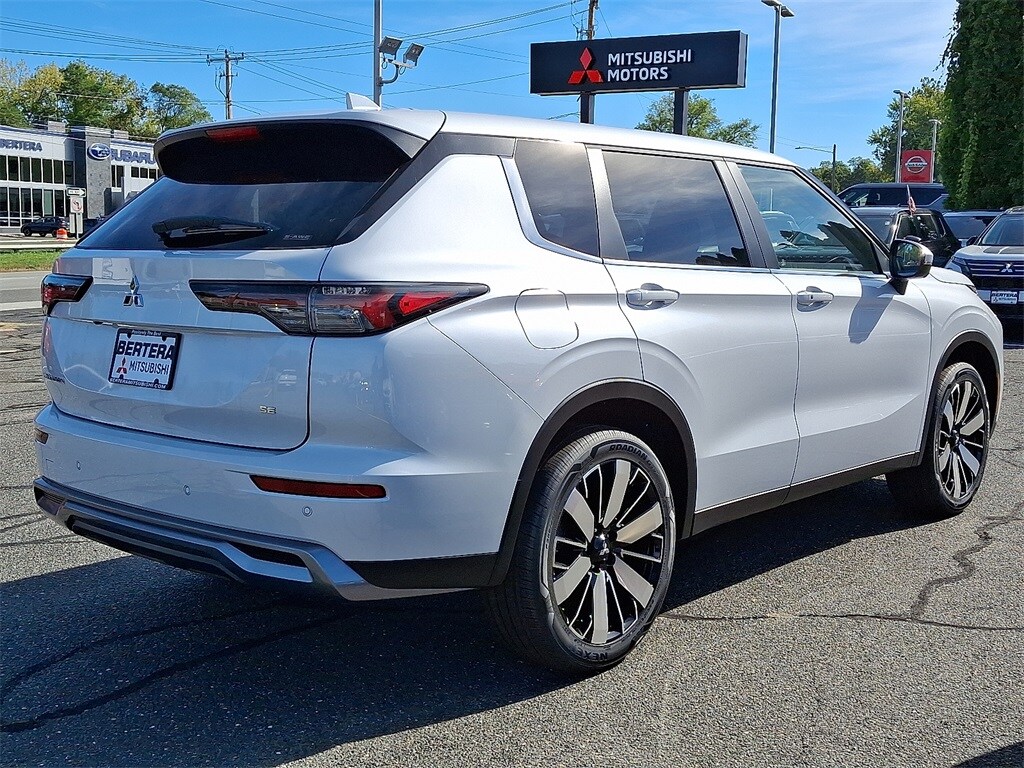 2025 Mitsubishi Outlander SE photo 4