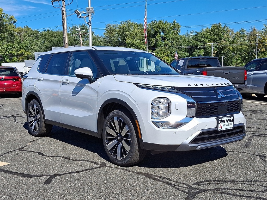 2025 Mitsubishi Outlander SE's photo