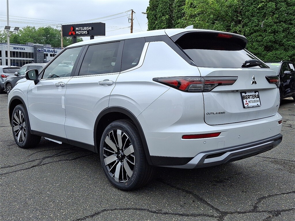 2025 Mitsubishi Outlander SE photo 2
