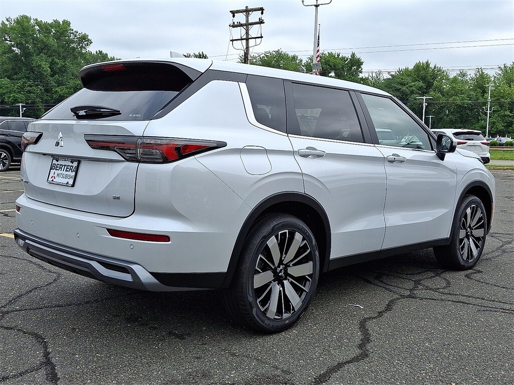 2025 Mitsubishi Outlander SE photo 3