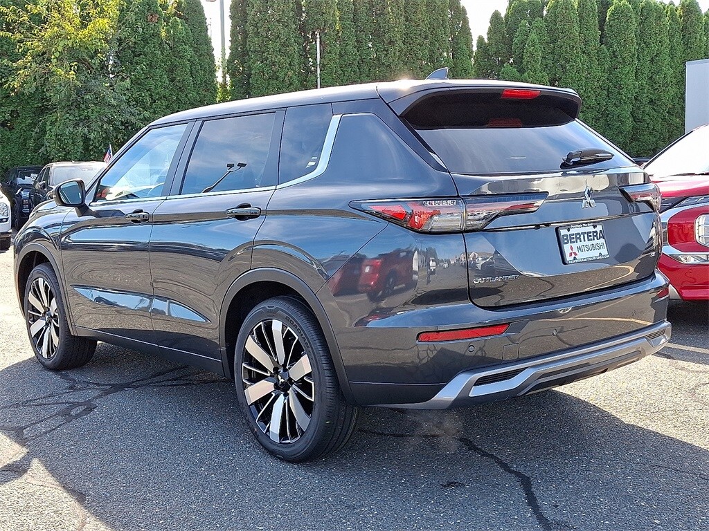 2025 Mitsubishi Outlander SE photo 3