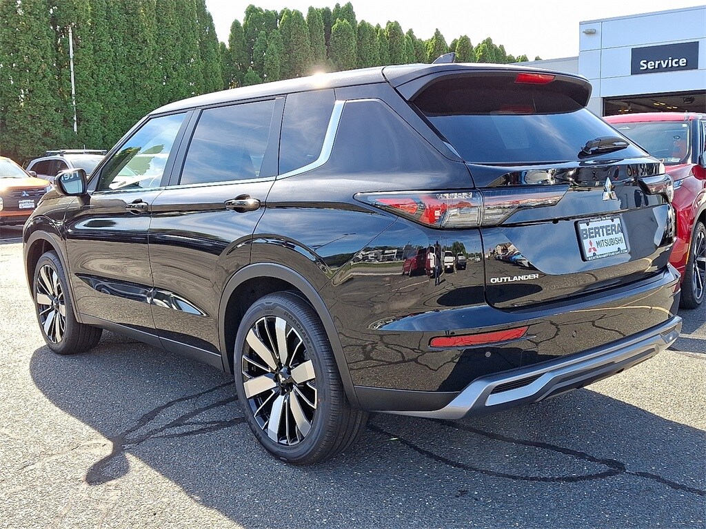 2025 Mitsubishi Outlander SE photo 3