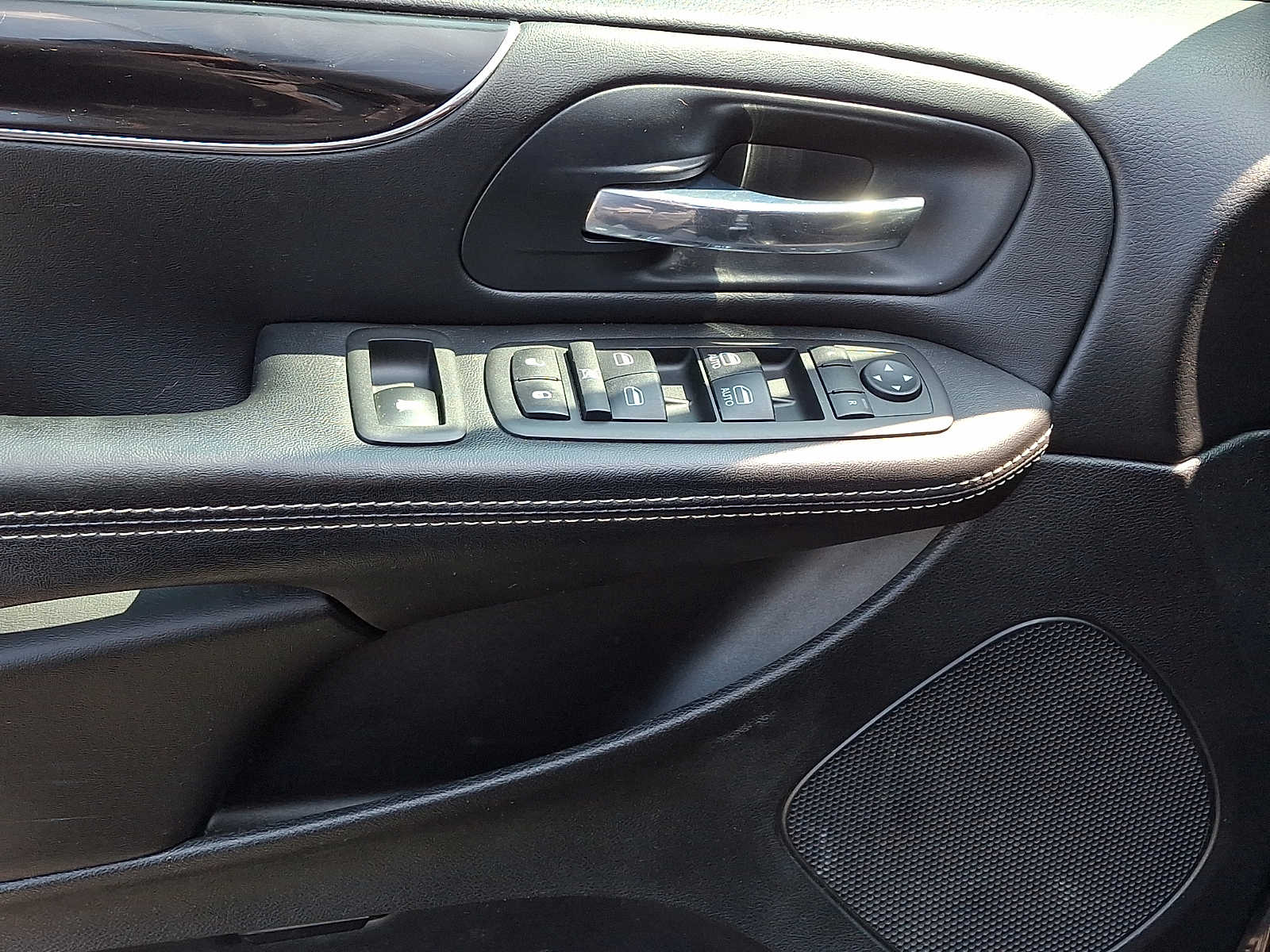 2014 Chrysler Town & Country S - Photo 17
